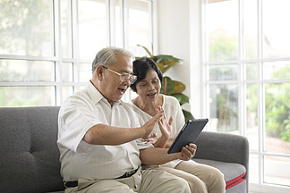 一位亞洲快樂的老年人正在視頻通話，在家放松，微笑健康的退休祖父母，年長的祖父母技術概念。 .亞洲快樂的老年人正在視頻通話，在家放松，微笑健康的退休祖父母，年長的祖父母技術概念