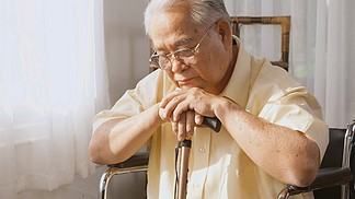 沉思的殘疾老年患者獨自坐在輪椅上，悲傷和抑郁的孤獨亞洲老年老人低著頭感到孤獨和無聊，等待照顧白室癡呆和阿爾茨海默病