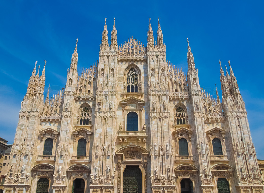 Duomo di Milano 意为意大利米兰大教堂，蓝天