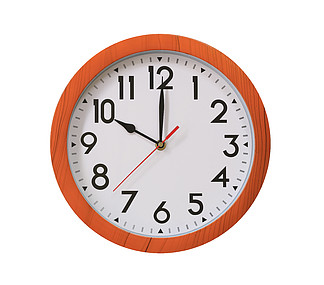 十点钟的图案棕色木时钟,在白色背景上隔离,并具有从钢笔工具功能创建