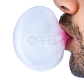 男人用白色背景的口香糖做泡泡