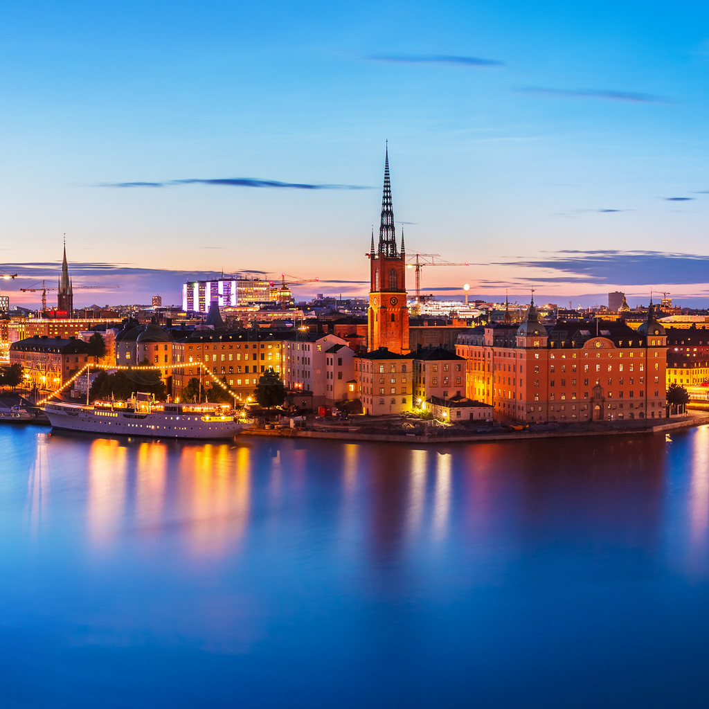 瑞典斯德哥尔摩老城 (Gamla Stan) 建筑码头风景秀丽的夏日夜景