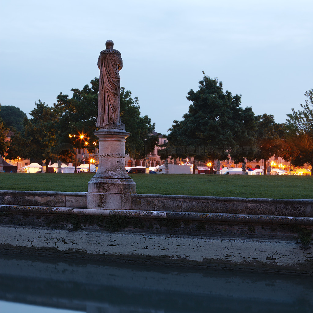 Prato della Valle 在黄昏，帕多瓦，威尼托，意大利