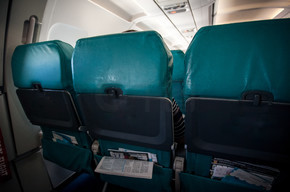 低成本飛機上一排飛機座位的照片