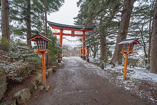 箱根神奈川箱根老城湖边的箱根神社 i>heiwa/i no torii,日本城市.