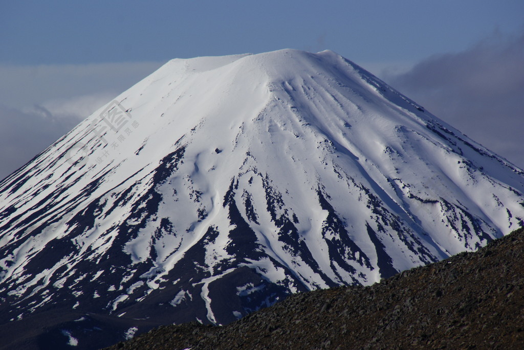 云中的雪火山山鸟瞰图