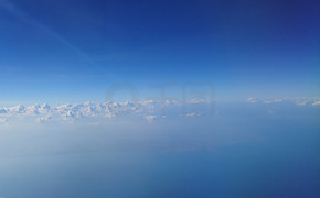 飛機照明器中天空上的云彩。工作室照片。飛機照明器中天空上的云