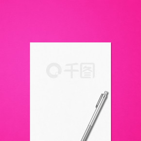 在粉紅色背景上隔離的空白 A4 紙和筆樣機模板。粉紅色背景上的空白白色 A4 紙和筆樣機模板