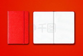 紅色封閉和開放的內襯筆記本樣機隔離在彩色背景上。彩色背景中突顯的紅色封閉式和開放式內襯筆記本