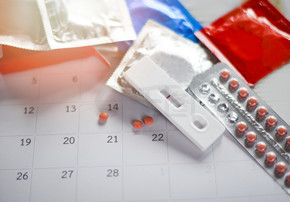 避孕藥和妊娠試驗預防妊娠避孕概念/日歷背景下避孕套避孕 — 保健和藥物