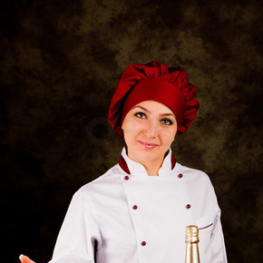 展示新年菜單的年輕女廚師的照片