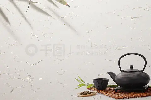 竹子背景下的茶壶