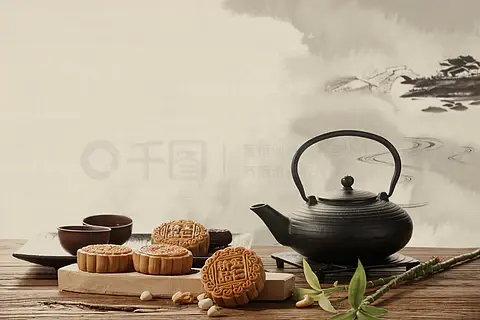 水墨画背景下的月饼茶壶