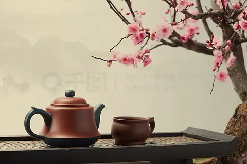 桃花背景下的茶壶