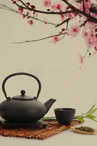 桃花背景下的茶壶