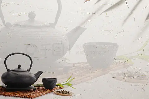 竹子背景下的茶壶