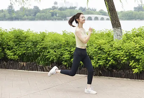 公园里跑步健身的东方女性