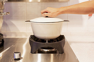 手拿鍋蓋子餐具鍋簡約白色商用素材