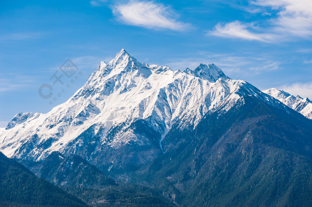 西藏林芝春天的雪山