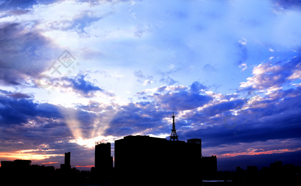 日落彩云光速剪影天空背景图片