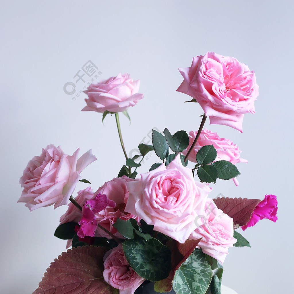 粉色玫瑰粉色荔枝花艺鲜花素材图