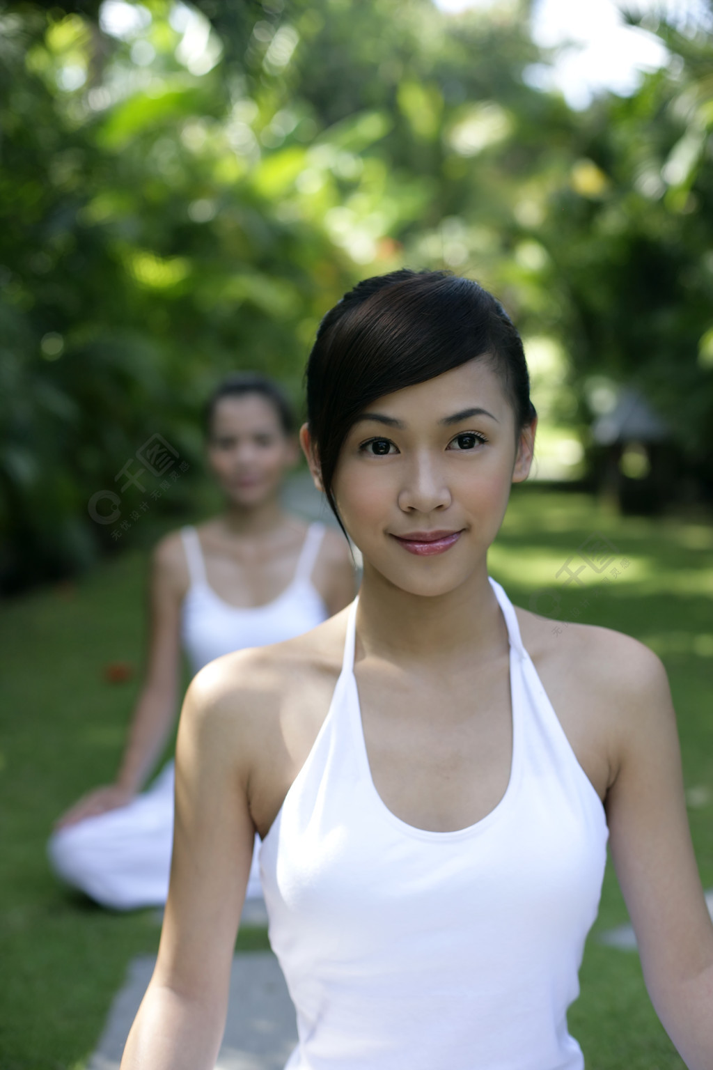 年轻女子练习瑜伽