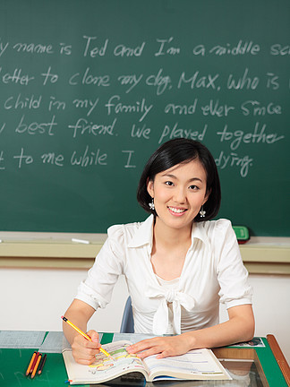 老师十几岁的统一的女人写成年人黑板粉笔中国人类可爱的英语橡皮擦