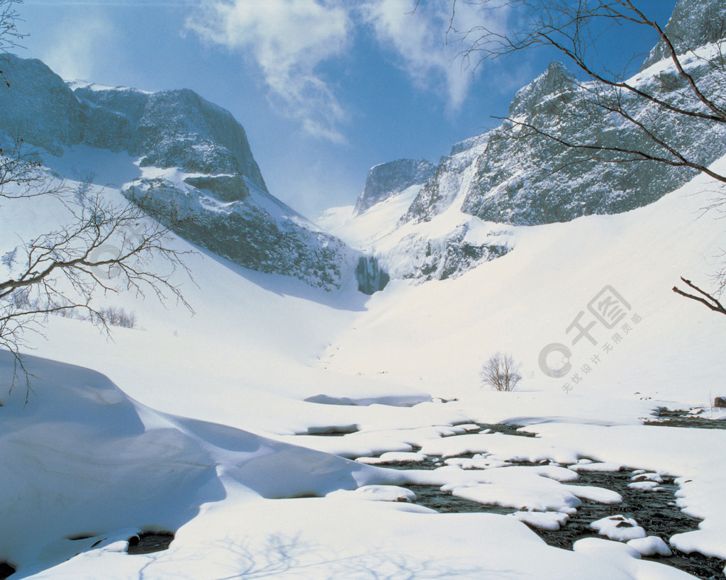 大自然户外高山冬季雪景覆盖天空云彩白天寒冷没有人大自然中的美彩色