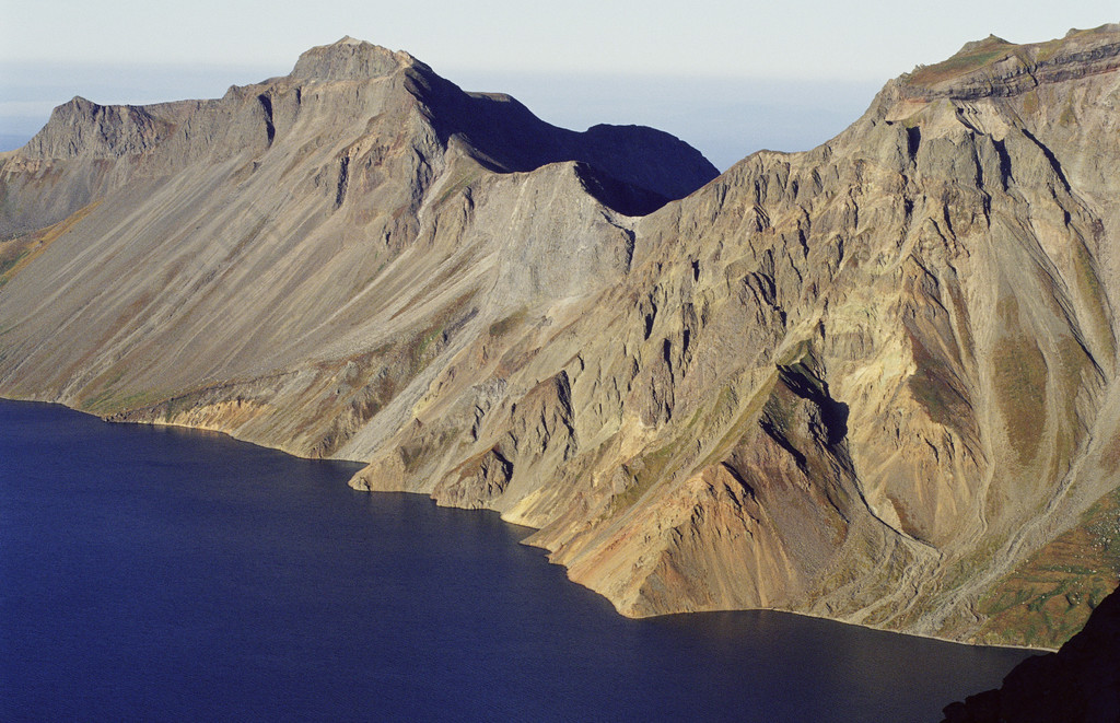 高山岩石户外景观景观自然山峰山脉荒野高度水域户外白天彩色图像水平