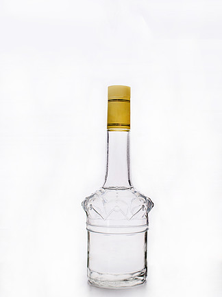 白色背景上的一瓶白酒