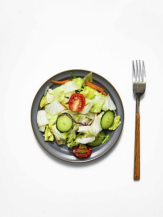 豎圖帶叉蔬菜沙拉素食主義白底純色背景