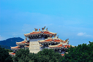 高山聳立寺廟風景