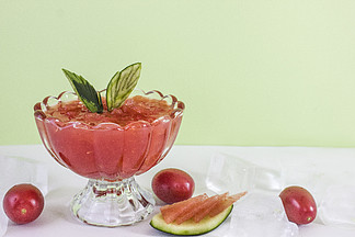 一杯夏天冰鎮西瓜汁番茄冰塊素材