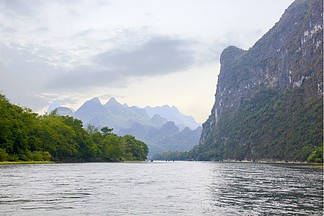 烟雨漓江雾气朦朦 i>桂/i i>林/i>山水漓江风光奇山异水