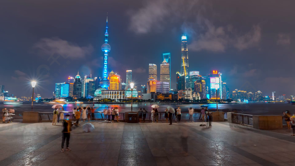 延时雨中的上海外滩夜景