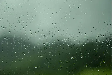 雨滴落在玻璃上朦胧场景