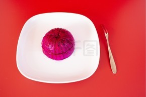 中國紅背景放在白色盤子中的紅心火龍果