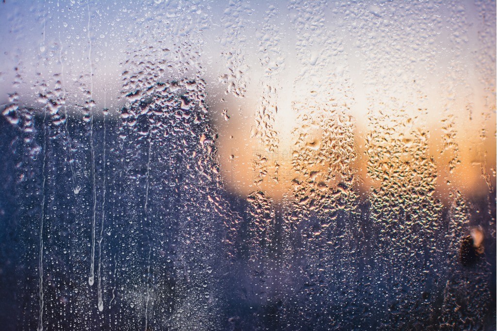 下着雨的窗外雨水雨露玻璃素材