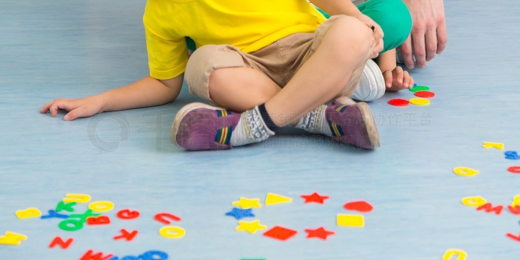 幼儿园外教男老师和儿童在一起