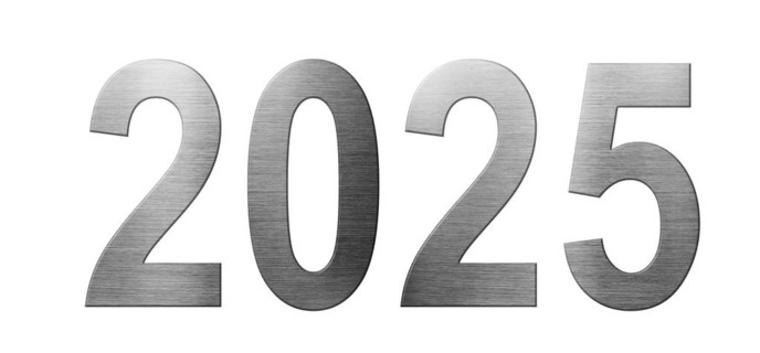 金属字体2025年孤立的白色背景。数字和s