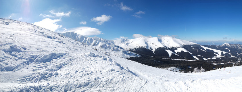 在免费乘车区域在亚斯纳的滑雪胜地,低上塔特拉山的全景视图