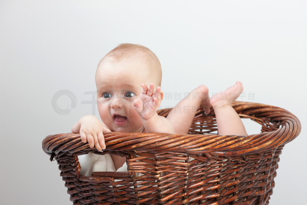 初生婴儿在篮子里