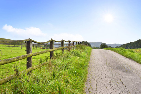 木栅栏田园乡村道路