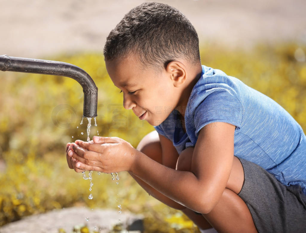 非洲裔美国儿童在户外饮用自来水。缺水概念