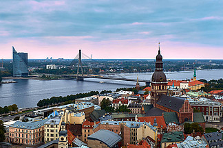 拉脱维亚 里加 旧城区和道加瓦河河的日落鸟瞰图.