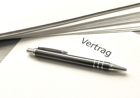 银色笔在“Vertrag”文件上