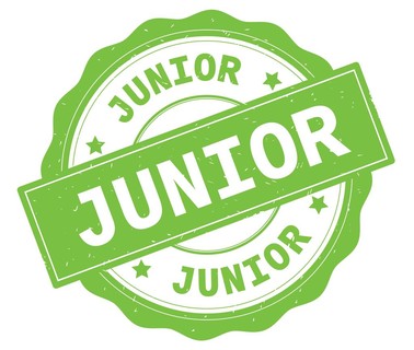 绿色圆形印章上面写着“JUNIOR”