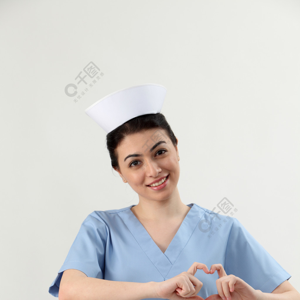 护士显示手势心形