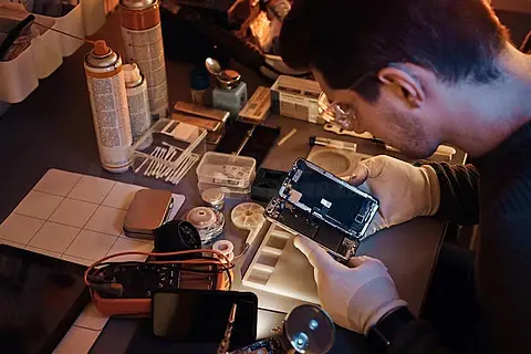 技术人员在现代维修店仔细检查智能手机内部元件的完整性
