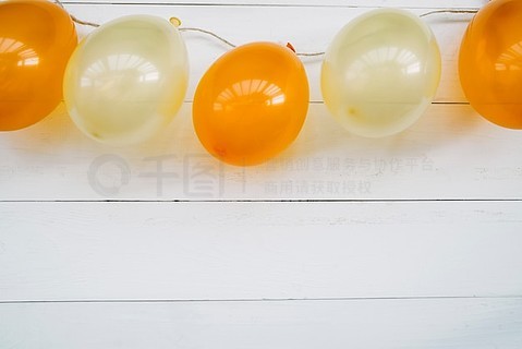 decoration-with-orange-and-white-air-balloons_23-2147894840.jpg!qt_h320